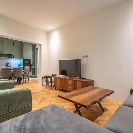 Апартамент Elegant & Stylish 2-bedroom *