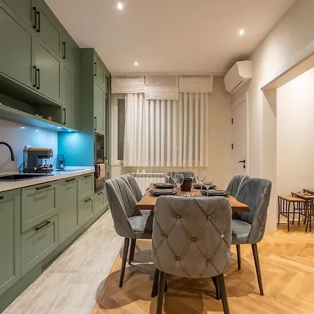 Elegant & Stylish 2-bedroom Апартамент