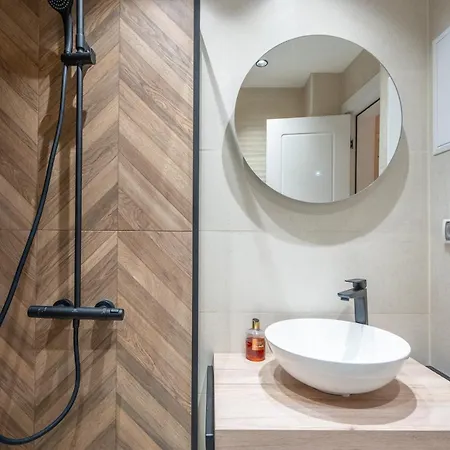 Апартамент Elegant & Stylish 2-bedroom *