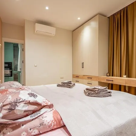 Elegant & Stylish 2-bedroom Apartament