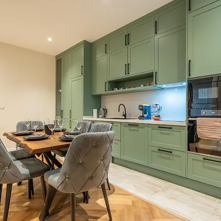 Elegant & Stylish 2-bedroom Apartament *