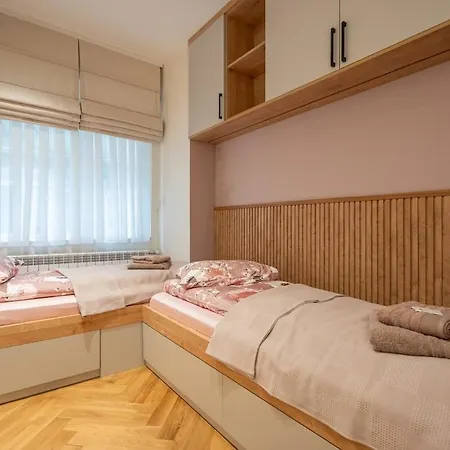 Elegant & Stylish 2-bedroom Apartman Szófia